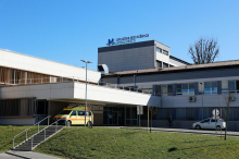 Zaradi dejanj odpuščenega ortopeda ukrepe napovedala tudi zdravniška zbornica