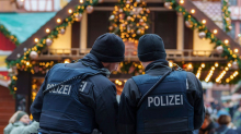 Polizeieinsatz: Bratwurst fliegt, Fäuste auch – Tumult auf Weihnachtsmarkt