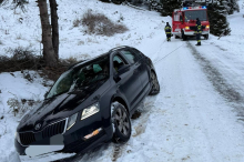 Am Lachtal: Schneefahrbahn wurde zum Verhängnis: Auto blieb stecken