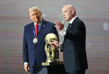 Infantino Trumpu podelil Fifino nagrado za mir in dvignil prah