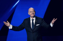 Franzobels Einwürfe : Tief vom Walde kam Knecht Ruprecht Infantino zur WM-Auslosung 