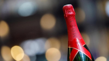 Champagne amaro a fine anno, i lavoratori Moet Hennessy scioperano per i mancati bonus