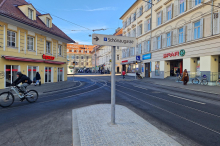 Hinweistafel beim Jakominiplatz steht mitten auf einer Verkehrsinsel: „Hatten ein Platzproblem“