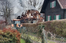 Stainz: Wohnhausbrand forderte Feuerwehren knapp 13 Stunden lang