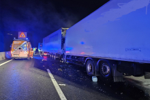 Sattelzug prallt auf A10 mit voller Wucht in stehenden Lkw