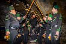 Bad Bleiberg: Zwei neue Ehrenbergmänner sprangen gekonnt übers Arschleder