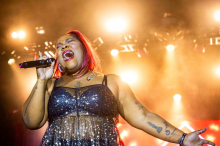 Emely Myles sendet vorweihnachtliche Botschaft auf Italienisch