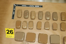 Policisti razbili združbo preprodajalcev mamil, zasegli strelno orožje, denar in drogo