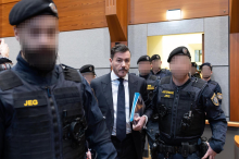 Geld, Schmuck und Luxus-Uhren versteckt? Signa-Gründer Benko und Frau vor Gericht