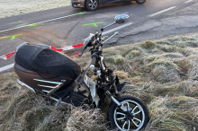 Mopedlenkerin schwebt nach Kollision mit Pkw in Lebensgefahr