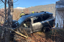 Lenkerin verlor Kontrolle über ihr Auto und fuhr gegen einen Baum