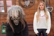 Krampus war da: Melissa Naschenweng will nicht tanzen und wird geschupft