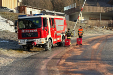 „Sauerei“: Gerissene Hydraulik verschmutzte Fahrbahn auf 2 Kilometer 