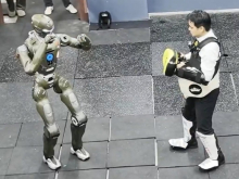 Humanoidni robot, ki brca kot Jackie Chan!