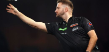 Deutscher Arno Merk gewinnt sein Eröffnungsspiel bei Darts-WM