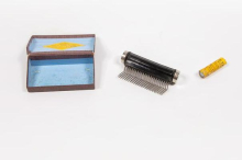 Skoraj sto let star baterijski kodralnik za lase – čarobna naprava ali zavajanje kupcev