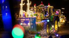 Vorweihnachtliche Aktion: Geschmückte Traktoren bringen Spenden ans UKE