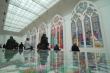 Po številnih protestih proti novim vitrajem za Notre-Dame na ogled postavljeni načrti zanje