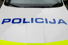 Ribniški policisti pri treh mladoletnikih in 20-letniku zasegli mamila in pripomočke za prodajo