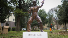 FOTO Bruce Lee opet u Mostaru: Kip su vratili u park. 'Lopov ga je htio prodati u staro željezo!'