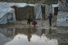 V Gazi se je v neurju porušilo več kot 100 stavb. Izrael nadaljuje obstreljevanje.