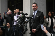 Nick Reiner v priporu brez možnosti plačila varščine. Odvetnik posvaril pred prenagljenimi sodbami.