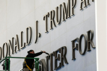 Donald Trump dodal svoje ime v uradni naziv Kennedyjevega centra