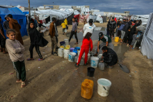 Zaradi slabih vremenskih razmer v Gazi umrlo 13 ljudi. Otrokom grozi podhladitev.