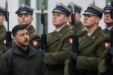 Zelenski: Putin ne bo odločal o organizaciji volitev v Ukrajini. Ruski odposlanec prispel v Miami.