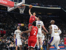 V živo: Dončić s poškodbo noge ne bo več igral, Lakers visoko izgubljajo