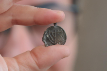 V Jeruzalemu našli 1300 let star obesek s simbolom menore