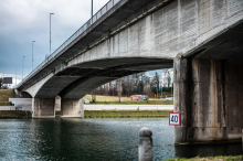 Preiskava sobotnega napada s solzivcem v Mariboru se nadaljuje, dejanje obsodila tudi predsednica