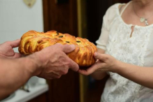 Šta treba uraditi sa ukrasima sa slavskog kolača nakon krsne slave? Čuvati, baciti, pojesti ili spaliti - teolog dao jasan odgovor