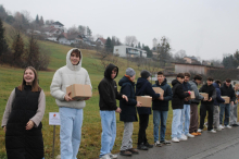 Menschenkette auf den Weizberg: 1,5 Kilometer lang: 1000 Jugendliche spendeten Pakete für die Ärmsten