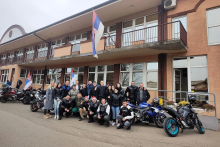 DOK NE STIGNE DEDA MRAZ Bajkeri i automobilisti delili paketiće (FOTO)