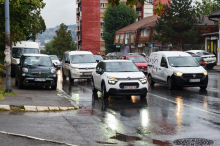 UZNEMIRUJUĆE! Muškarac na haubi automobila vozio LEŠ po Aranđelovcu: Da li je ovo najgroznija slika iz Srbije? (FOTO)