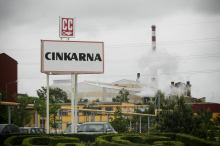 V Cinkarni Celje vlak trčil v žerjavno progo in jo potisnil skozi steno skladišča