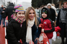 U 2026. GODINI NASTAVLJAMO DA GRADIMO SRBIJU PO MERI PORODICE: Ministarka Stamenkovski u Kaluđerici otvorila novo igralište i podelila paketiće mališanima