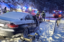 Pfaffensattel: Schneefahrbahn: Im Straßengraben stecken geblieben