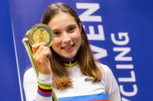 Mavrična majica krasi domačo dnevno sobo