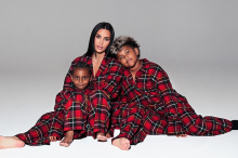 Vom Pyjama bis Prunk: Promis genießen die Feiertage mit ihren Liebsten