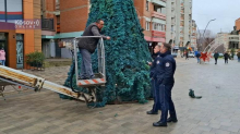 SRBI POČELI DA POSTAVLJAJU JELKU, ODMAH DOŠLA KURTIJEVA POLICIJA: Tražili dozvolu na uvid i za rasvetu (VIDEO)