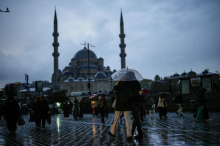 V Carigradu aretirali 115 domnevnih pripadnikov Islamske države