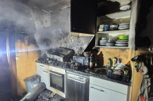 Frau lag im Stiegenhaus: Bewohner bei Brand in Mehrparteienhaus eingeschlossen