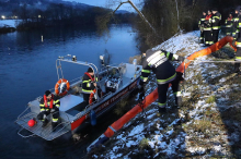 Ölfilm auf der Mur: Sieben Feuerwehren stundenlang im Einsatz