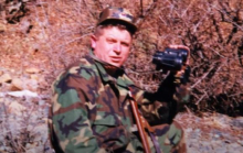 Miloš obučen u vojničku uniformu sa puškom u ruci je rekao: 