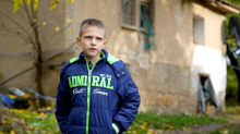 Aleksandar (10) skuplja orahe kako bi zaradio neki dinar: Kuća prokišnjava, kupatila nema, a sestra Emilija spava u kolicima - Pomozimo porodici Marković!