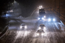 KOLOVOZI VLAŽNI, SNEG U RASKVAŠENOM STANJU U NEKOLIKO GRADOVA: Putevi Srbije upozorili vozače, evo koje deonice su najkritičnije tokom večeri - potreban poseban