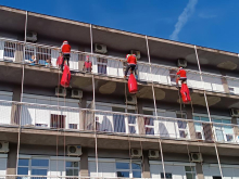 HUMANOST NA DELU: Pripadnici Gorske službe spasavanja u kostimima Deda Mraza obradovali decu na lečenju u UKC Kragujevac