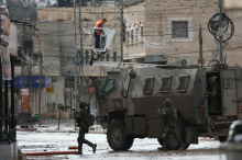 Izraelske okupacijske sile izvedle množične aretacije in pregnale več deset družin z domov